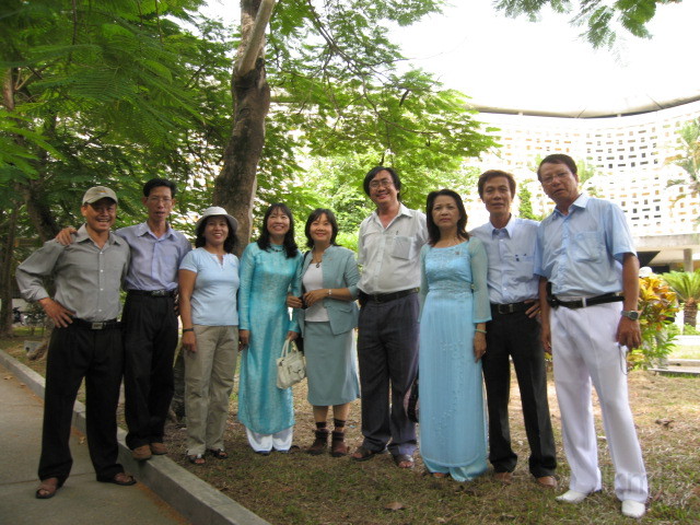 Picture 018.jpg - Từ trái: ..,..,Lê Xung K7,.., Dư Dư K10, Trần Ngọc Tĩnh K9, Lê Thị Huệ K4, Nguyễn Viết Dũng K5 và Trương Văn Thanh K1A